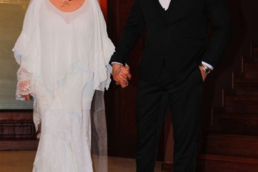 Zerrin Özer gelinlik giydi