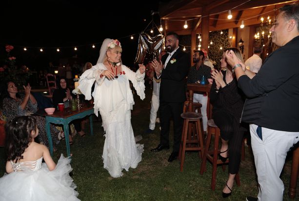 Zerrin Özer gelinlik giydi