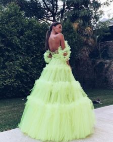 Bensu Soral neon gelinlik
