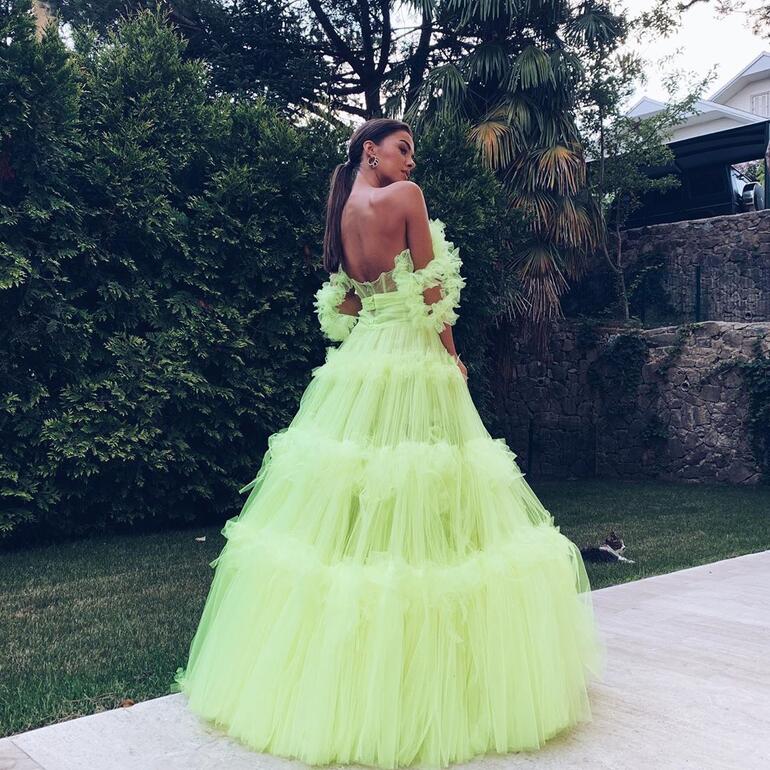 Bensu Soral neon gelinlik