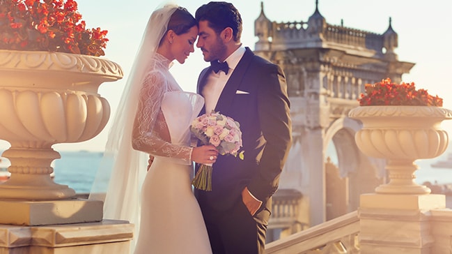 Ebru Şallı yeniden gelinlik giydi