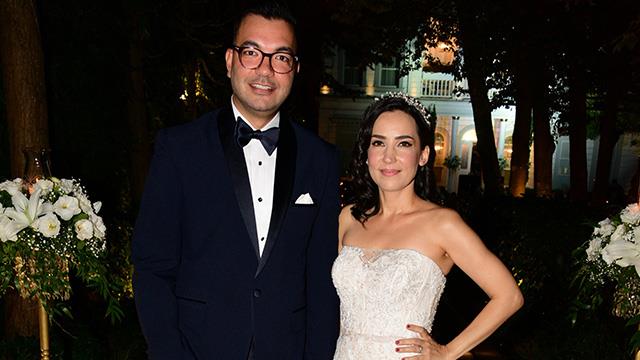 İpek Açar yeniden gelinlik giydi