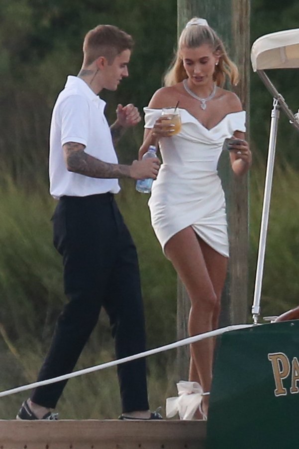 Justin Bieber ile evlenen Hailey Baldwin gelinlik giydi