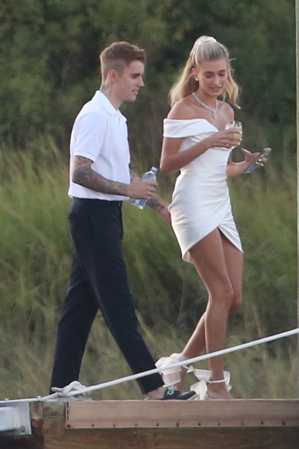 Justin Bieber ile evlenen Hailey Baldwin gelinlik giydi